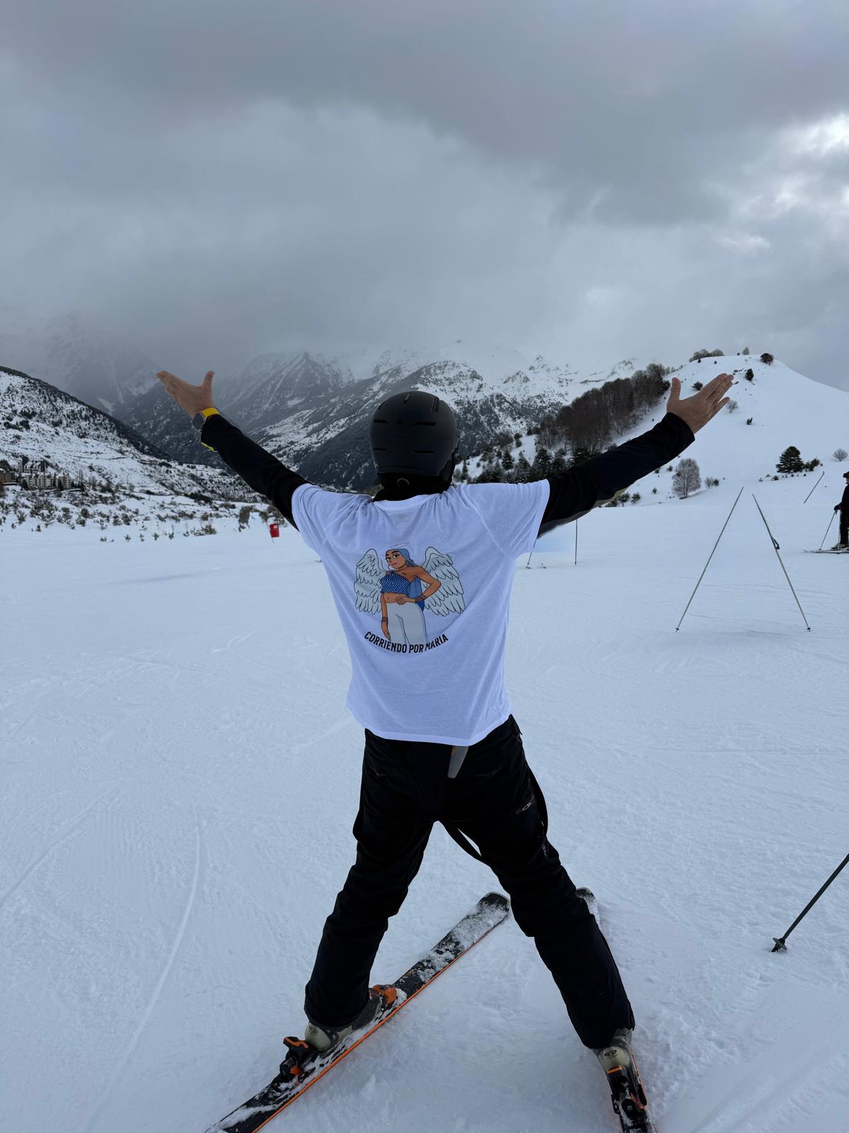 María esquiando