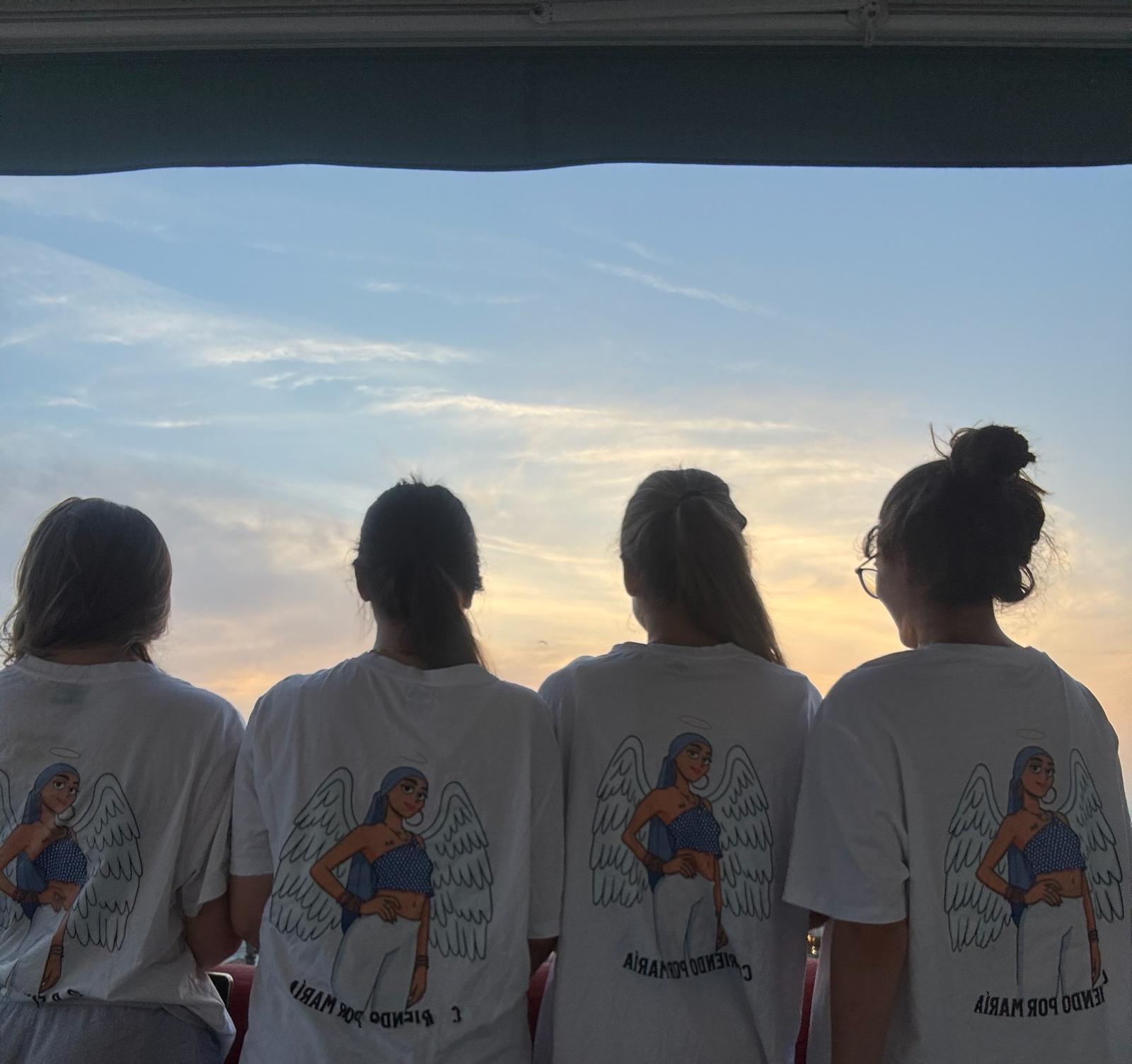 Amigas con camiseta de espaldas
