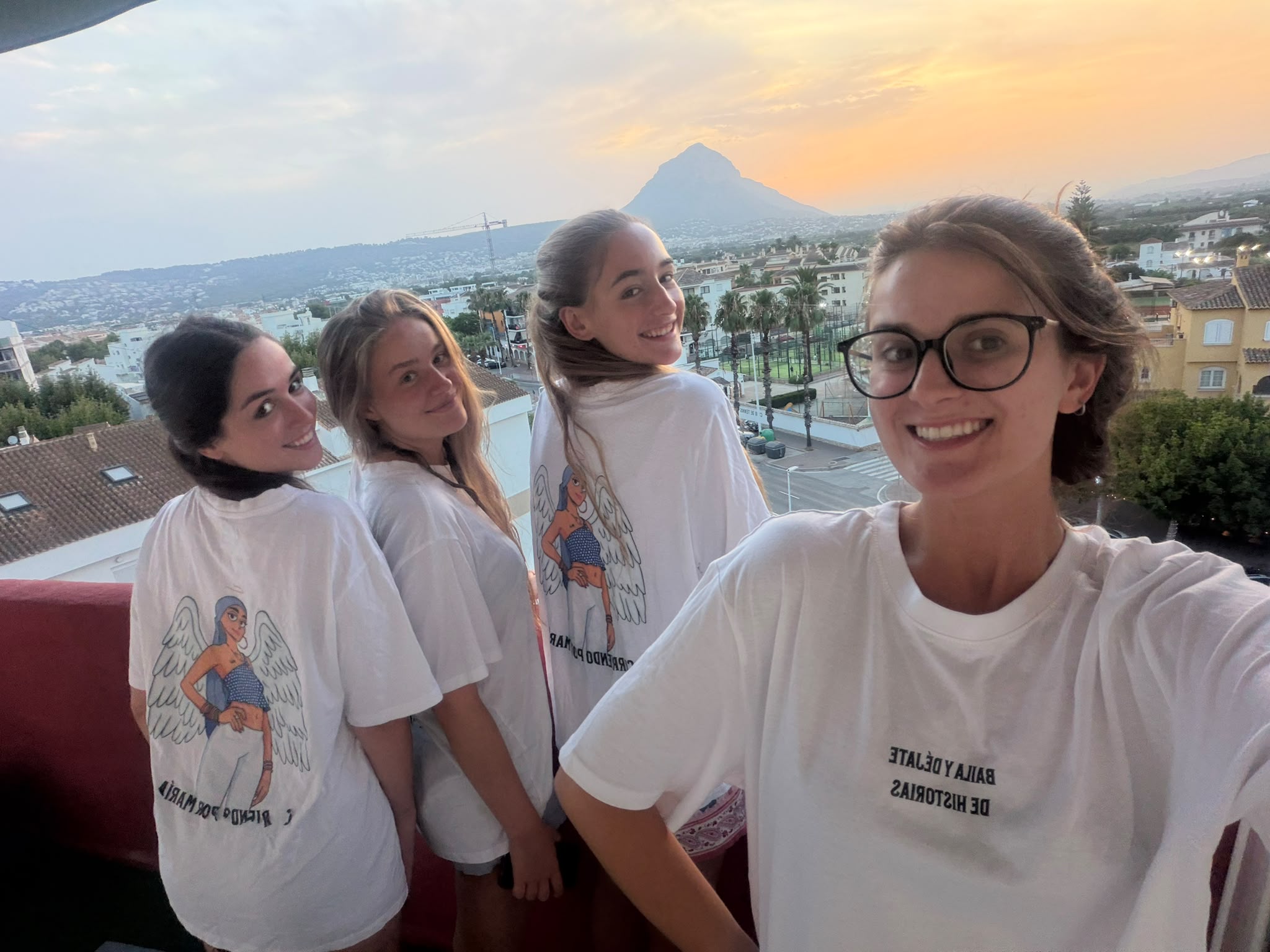 Amigas con camiseta en Jávea