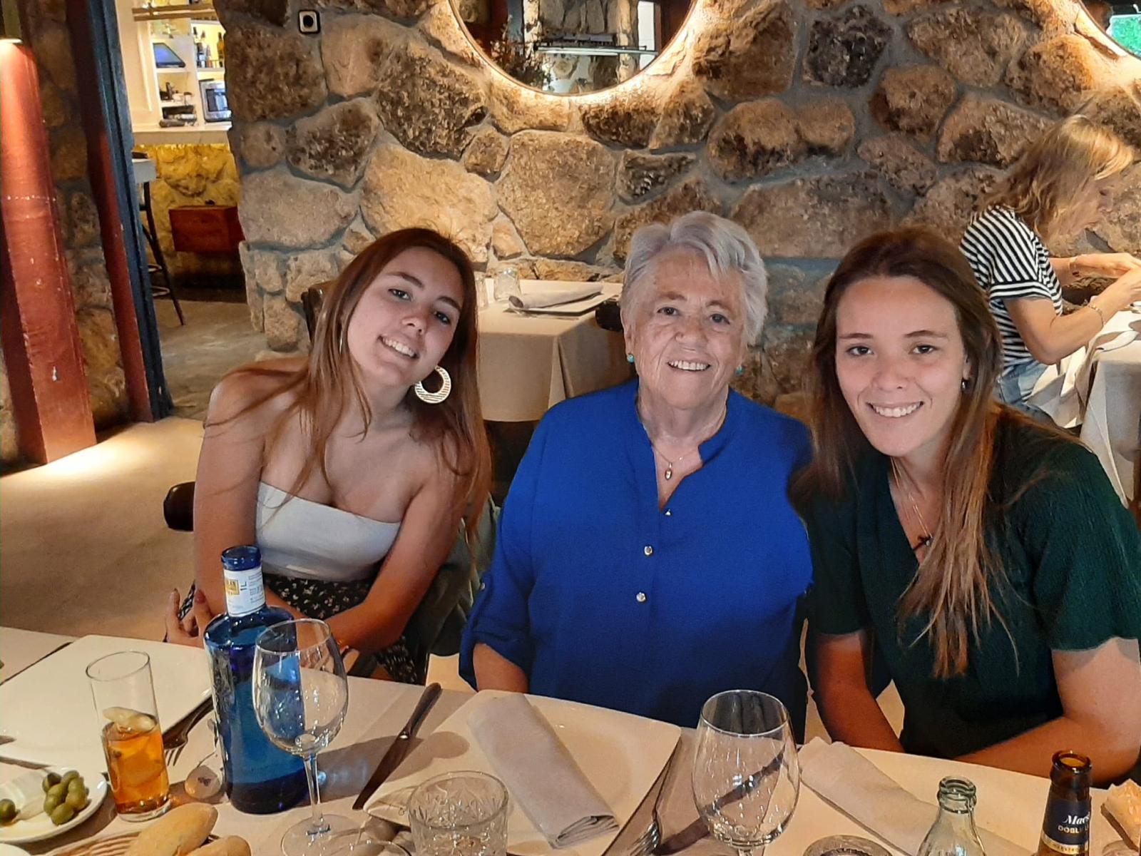 Maria y Paula con su abuela