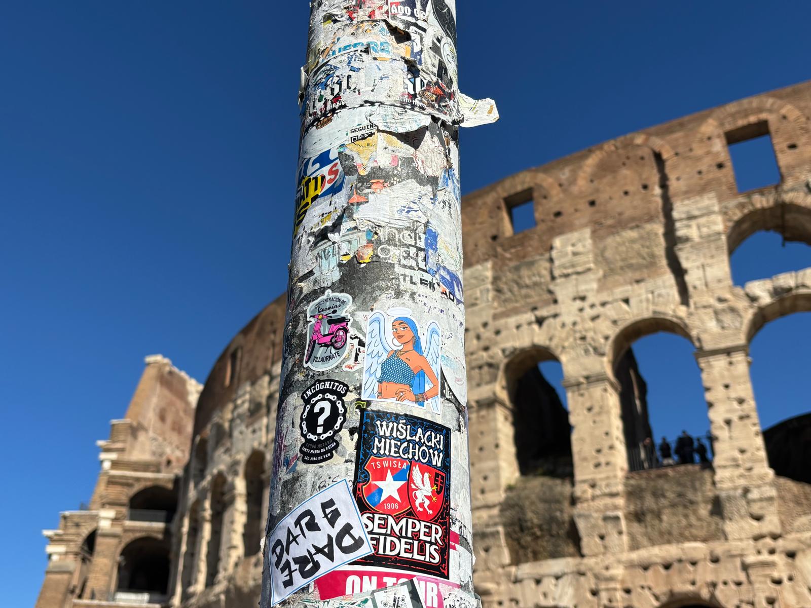 Pegatina de María en el Coliseo