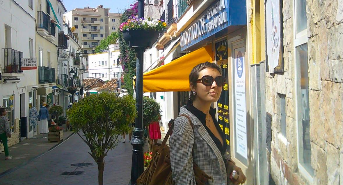 María con el pelo corto